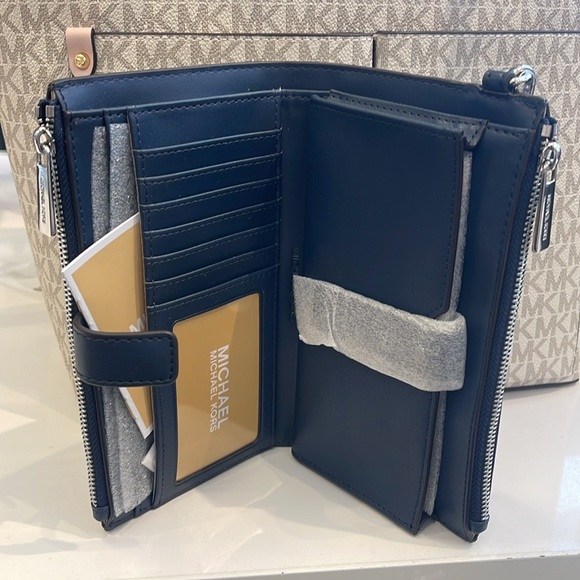 MICHAEL KORS
Jet Set Large Logo Signature Double-Zip Wristlet-Wallet-Phone Case - Picture 12 of 16